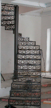 Кованая лестница с элементами художественной ковки