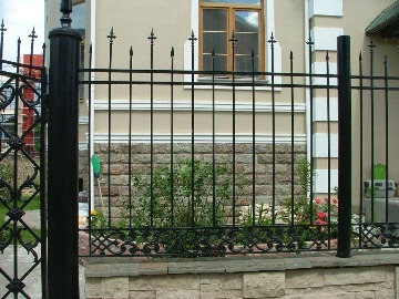 Прямой кованый забор с нижним фризом из литья
