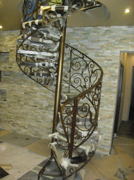 Винтовая лестница с вензелями из металла