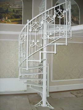 Винтовая лестница белого цвета